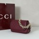 Replica Gucci 847448 Borsa a tracolla piccola GG Emblem Bordeaux Imitazioni Replica Gucci 847448 Borsa a tracolla piccola GG Emblem Bordeaux