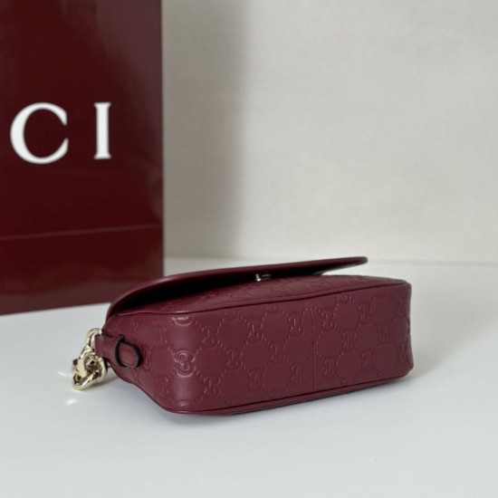 Replica Gucci 847448 Borsa a tracolla piccola GG Emblem Bordeaux Imitazioni Replica Gucci 847448 Borsa a tracolla piccola GG Emblem Bordeaux