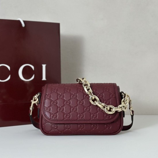 Replica Gucci 847448 Borsa a tracolla piccola GG Emblem Bordeaux Imitazioni Replica Gucci 847448 Borsa a tracolla piccola GG Emblem Bordeaux
