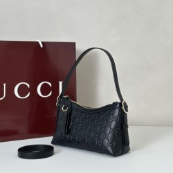 Replica Gucci 847450 Borsa a tracolla piccola GG Emblem Nero Imitazioni Replica Gucci 847450 Borsa a tracolla piccola GG Emblem Nero