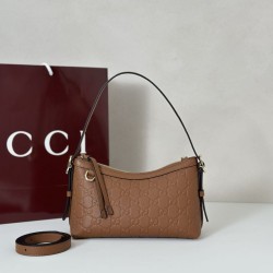 Replica Gucci 847450 Borsa a tracolla piccola GG Emblem Marrone