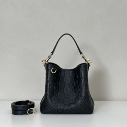 Replica Bora Pari a secchiello piccola Gucci GG Emblem 815118 Nera
