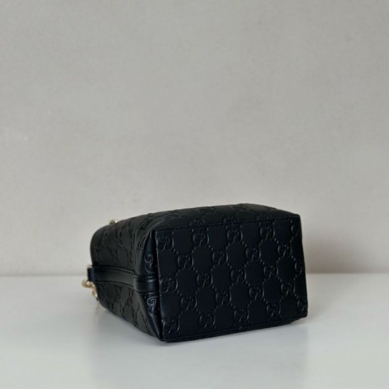 Replica Bora Pari a secchiello piccola Gucci GG Emblem 815118 Nera Imitazioni Replica Bora Pari a secchiello piccola Gucci GG Emblem 815118 Nera