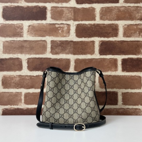 Replica Borse Alta Qualità a secchiello piccola Gucci GG Emblem 815118 Nera Imitazioni Replica Borse Alta Qualità a secchiello piccola Gucci GG Emblem 815118 Nera