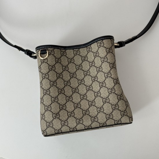 Replica Borse Alta Qualità a secchiello piccola Gucci GG Emblem 815118 Nera Imitazioni Replica Borse Alta Qualità a secchiello piccola Gucci GG Emblem 815118 Nera