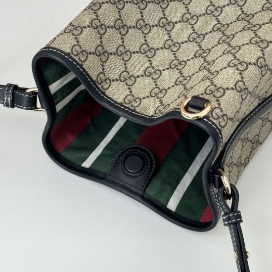 Replica Borse Alta Qualità a secchiello piccola Gucci GG Emblem 815118 Nera Imitazioni Replica Borse Alta Qualità a secchiello piccola Gucci GG Emblem 815118 Nera