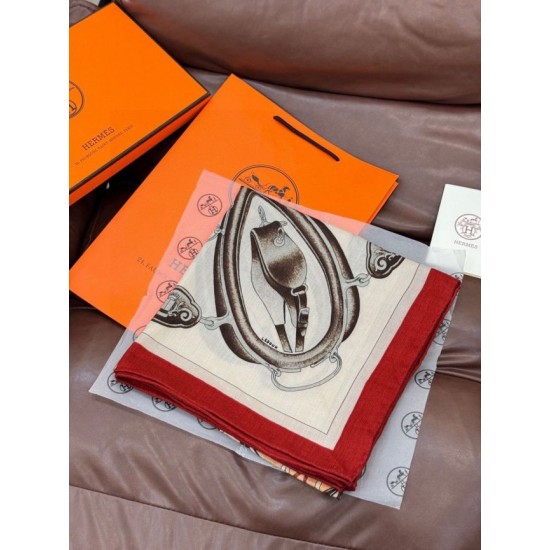 Replica Borsa Scialle reversibile in velluto tono su tono Hermès con finimento per cavallo in stile balestra 135 Imitazioni Replica Borsa Scialle reversibile in velluto tono su tono Hermès con finimento per cavallo in stile balestra 135