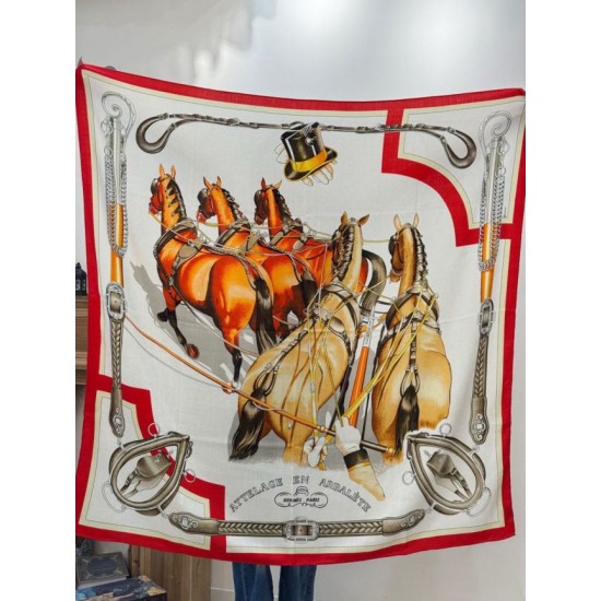 Replica Borsa Scialle Hermès reversibile in velluto tono su tono con finimenti per cavalli stile balestra 135 Rosso Imitazioni Replica Borsa Scialle Hermès reversibile in velluto tono su tono con finimenti per cavalli stile balestra 135 Rosso
