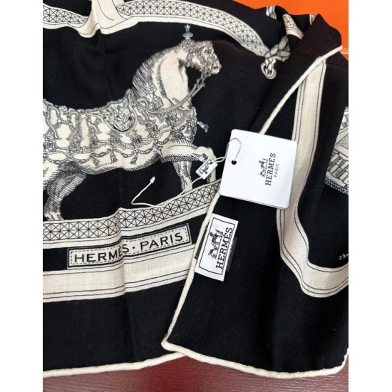 Replica Fazzoletto reversibile in seta e cashmere Hermès 135 Nero Imitazioni Replica Fazzoletto reversibile in seta e cashmere Hermès 135 Nero
