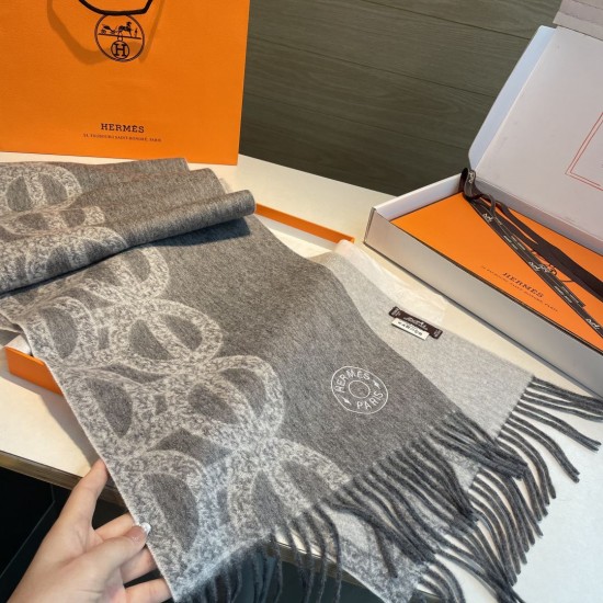 Replica Sciarpa classica reversibile in lana d'agnello Hermès 35 x 200 Grigio Imitazioni Replica Sciarpa classica reversibile in lana d'agnello Hermès 35 x 200 Grigio