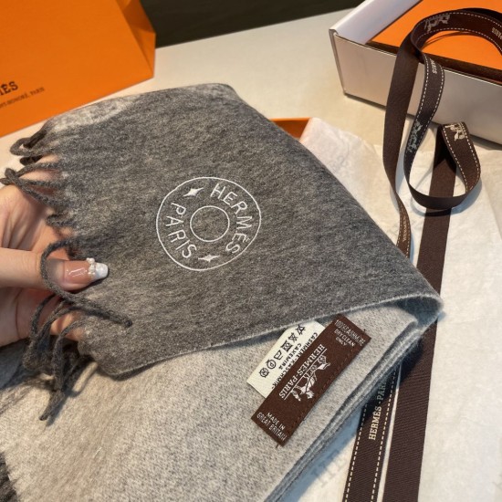 Replica Sciarpa classica reversibile in lana d'agnello Hermès 35 x 200 Grigio Imitazioni Replica Sciarpa classica reversibile in lana d'agnello Hermès 35 x 200 Grigio