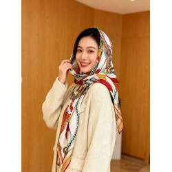 Foulard quadrato in velluto intrecciato a mano Hermès, 140 arancione Foulard quadrato in velluto intrecciato a mano Hermès, 140 arancione