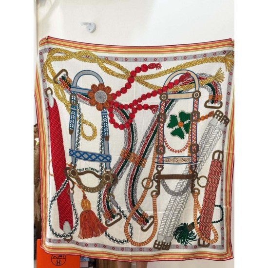 Replica Foulard quadrato in velluto intrecciato a mano Hermès, 140 arancione Imitazioni Replica Foulard quadrato in velluto intrecciato a mano Hermès, 140 arancione