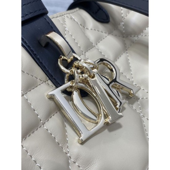 Replica Borsa Tote Dior Toujours piccola/media/grande in pelle di vitello macrocannage beige cipria Imitazioni Replica Borsa Tote Dior Toujours piccola/media/grande in pelle di vitello macrocannage beige cipria