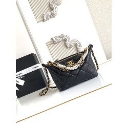Borsa hobo Chanel piccola Pearls AS5898 pelle di vitello nera
