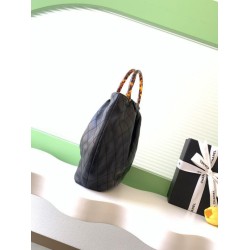 Borsa Chanel Matelasse con manico in plastica effetto legno AS6010 Nero Borsa Chanel Matelasse con manico in plastica effetto legno AS6010 Nero