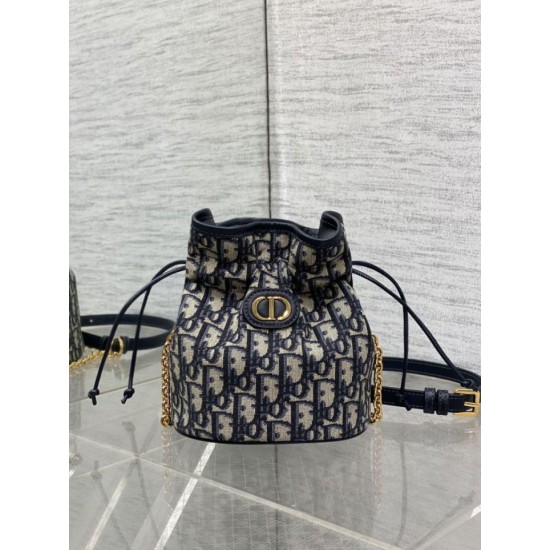 Replica Borse Alta Qualità a secchiello Dior 30 Montaigne Mini Dior Oblique jacquard con coulisse Blu Imitazioni Replica Borse Alta Qualità a secchiello Dior 30 Montaigne Mini Dior Oblique jacquard con coulisse Blu