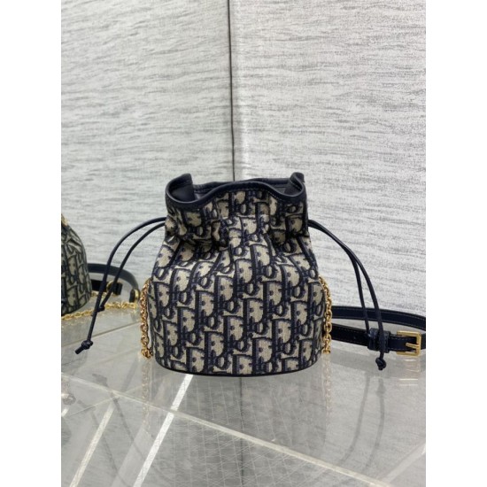 Replica Borse Alta Qualità a secchiello Dior 30 Montaigne Mini Dior Oblique jacquard con coulisse Blu Imitazioni Replica Borse Alta Qualità a secchiello Dior 30 Montaigne Mini Dior Oblique jacquard con coulisse Blu