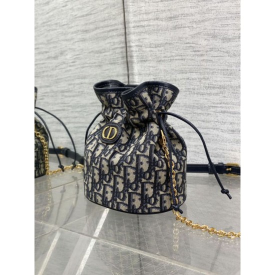Replica Borse Alta Qualità a secchiello Dior 30 Montaigne Mini Dior Oblique jacquard con coulisse Blu Imitazioni Replica Borse Alta Qualità a secchiello Dior 30 Montaigne Mini Dior Oblique jacquard con coulisse Blu