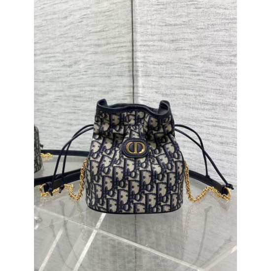 Replica Borse Alta Qualità a secchiello Dior 30 Montaigne Mini Dior Oblique jacquard con coulisse Blu Imitazioni Replica Borse Alta Qualità a secchiello Dior 30 Montaigne Mini Dior Oblique jacquard con coulisse Blu