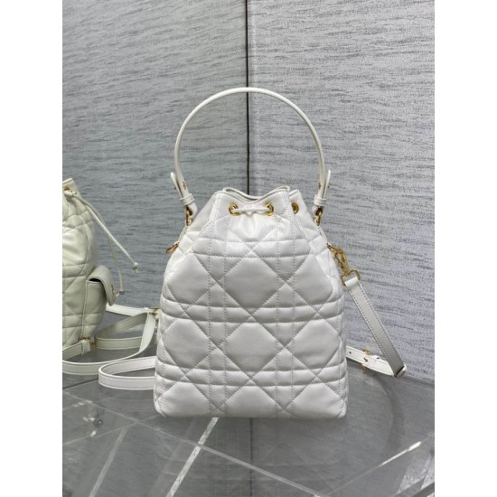 Replica Dior piccola borsa a secchiello Dior Caro Latte Macrocannage Bianco Imitazioni Replica Dior piccola borsa a secchiello Dior Caro Latte Macrocannage Bianco