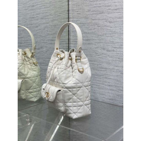 Replica Dior piccola borsa a secchiello Dior Caro Latte Macrocannage Bianco Imitazioni Replica Dior piccola borsa a secchiello Dior Caro Latte Macrocannage Bianco