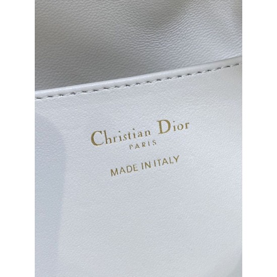 Replica Dior piccola borsa a secchiello Dior Caro Latte Macrocannage Bianco Imitazioni Replica Dior piccola borsa a secchiello Dior Caro Latte Macrocannage Bianco