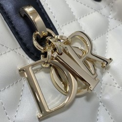 Replica Borsa Dior Toujours Media Macrocannage Bianco/Nero Imitazioni Replica Borsa Dior Toujours Media Macrocannage Bianco/Nero