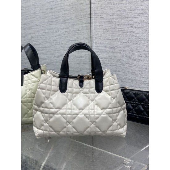 Replica Borsa Dior Toujours Media Macrocannage Bianco/Nero Imitazioni Replica Borsa Dior Toujours Media Macrocannage Bianco/Nero