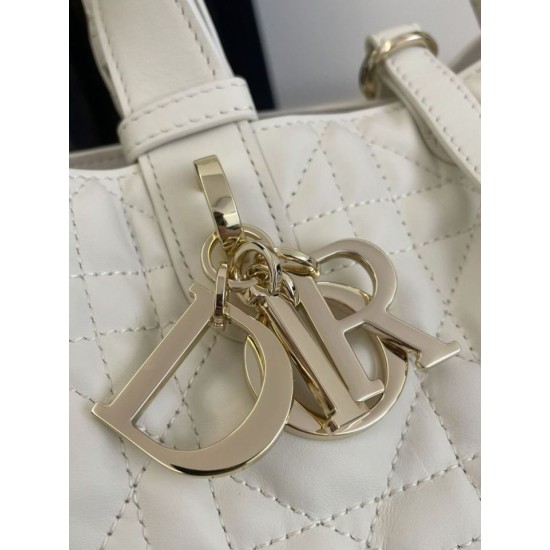 Replica Borsa Tote Dior Toujours mini in Macrocannage bianco Imitazioni Replica Borsa Tote Dior Toujours mini in Macrocannage bianco