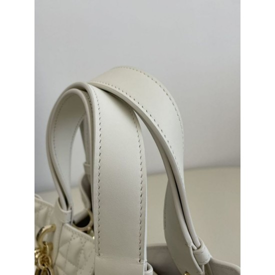 Replica Borsa Tote Dior Toujours mini in Macrocannage bianco Imitazioni Replica Borsa Tote Dior Toujours mini in Macrocannage bianco
