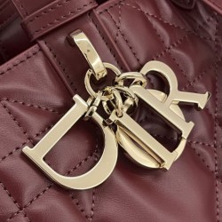 Replica Borsa Dior Media Dior Toujours in Macrocannage bordeaux Imitazioni Replica Borsa Dior Media Dior Toujours in Macrocannage bordeaux