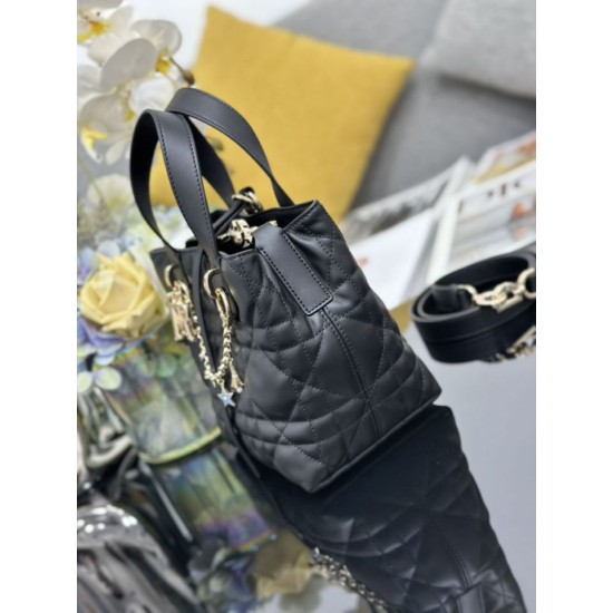 Replica Borse Imitazioni Dior Toujours Vertical Tote piccola con portafortuna Nero Imitazioni Replica Borse Imitazioni Dior Toujours Vertical Tote piccola con portafortuna Nero