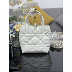 Borsa Dior Toujours Vertical Tote piccola con portafortuna bianco Borsa Dior Toujours Vertical Tote piccola con portafortuna bianco