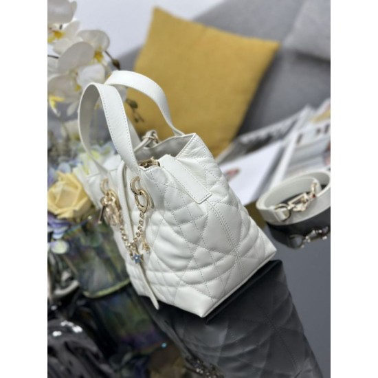 Replica Borsa Dior Toujours Vertical Tote piccola con portafortuna bianco Imitazioni Replica Borsa Dior Toujours Vertical Tote piccola con portafortuna bianco