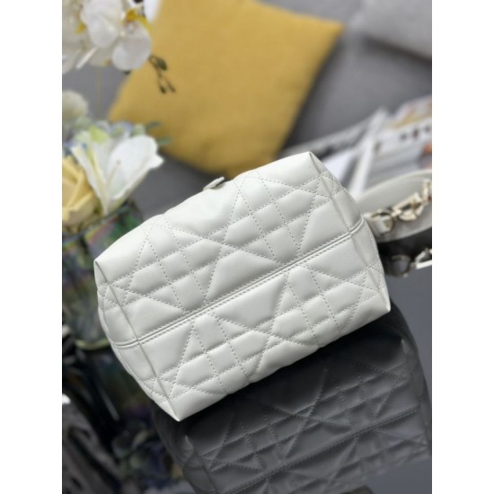 Replica Borsa Dior Toujours Vertical Tote piccola con portafortuna bianco Imitazioni Replica Borsa Dior Toujours Vertical Tote piccola con portafortuna bianco