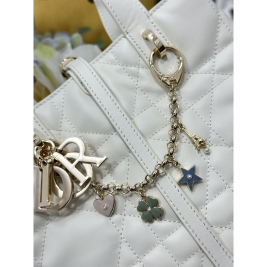 Replica Borsa Dior Toujours Vertical Tote piccola con portafortuna bianco Imitazioni Replica Borsa Dior Toujours Vertical Tote piccola con portafortuna bianco