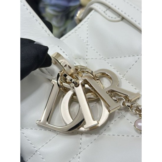 Replica Borsa Dior Toujours Vertical Tote piccola con portafortuna bianco Imitazioni Replica Borsa Dior Toujours Vertical Tote piccola con portafortuna bianco