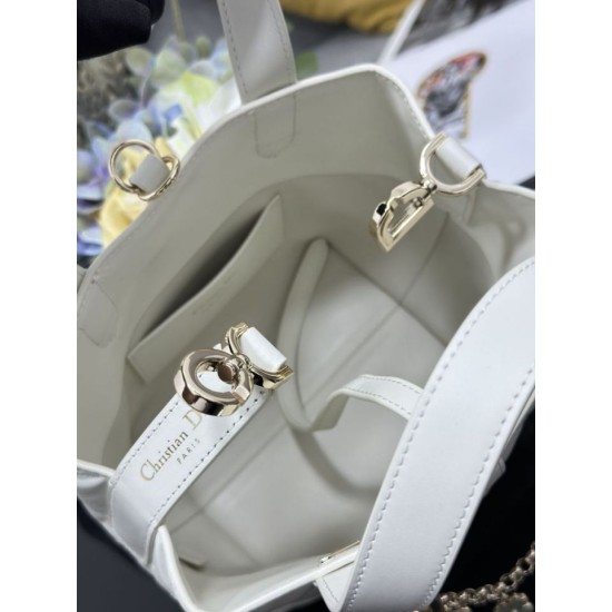 Replica Borsa Dior Toujours Vertical Tote piccola con portafortuna bianco Imitazioni Replica Borsa Dior Toujours Vertical Tote piccola con portafortuna bianco