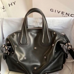 Replica Borse Firmate Nightingale Givenchy con dettagli a croce color argento nera Imitazioni Replica Borse Firmate Nightingale Givenchy con dettagli a croce color argento nera