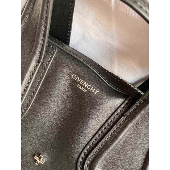 Replica Borse Firmate Nightingale Givenchy con dettagli a croce color argento nera Imitazioni Replica Borse Firmate Nightingale Givenchy con dettagli a croce color argento nera