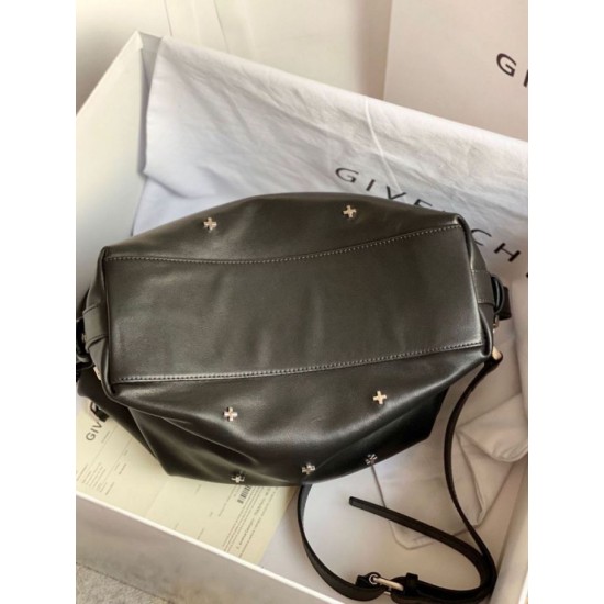 Replica Borse Firmate Nightingale Givenchy con dettagli a croce color argento nera Imitazioni Replica Borse Firmate Nightingale Givenchy con dettagli a croce color argento nera
