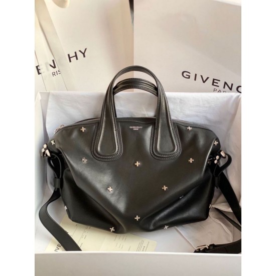 Replica Borse Firmate Nightingale Givenchy con dettagli a croce color argento nera Imitazioni Replica Borse Firmate Nightingale Givenchy con dettagli a croce color argento nera