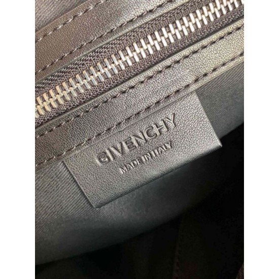 Replica Borse Firmate Nightingale Givenchy con dettagli a croce color argento nera Imitazioni Replica Borse Firmate Nightingale Givenchy con dettagli a croce color argento nera