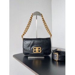 Borse a tracolla Balenciaga BB con patta morbida e finiture dorate