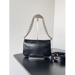 Borse a tracolla Balenciaga BB con patta morbida e finiture argentate Borse a tracolla Balenciaga BB con patta morbida e finiture argentate