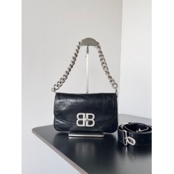 Borse a tracolla Balenciaga BB con patta morbida e finiture argentate