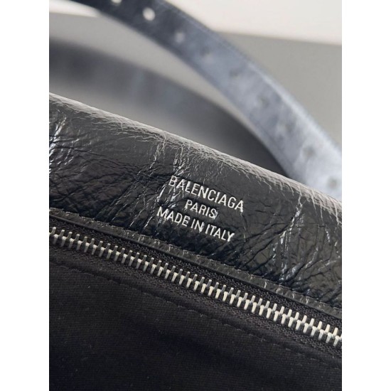 Replica Borse Imitazioni a tracolla Balenciaga BB con patta morbida e finiture argentate
