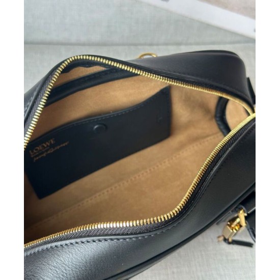 Replica Borsa a tracolla Loewe Amazona 23 con dettaglio lucchetto nero Imitazioni Replica Borsa a tracolla Loewe Amazona 23 con dettaglio lucchetto nero