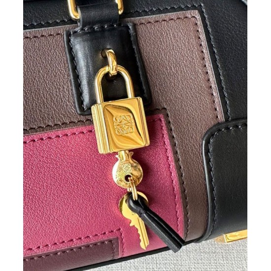 Replica Borsa a tracolla Loewe Amazona 23 con dettaglio lucchetto nero Imitazioni Replica Borsa a tracolla Loewe Amazona 23 con dettaglio lucchetto nero